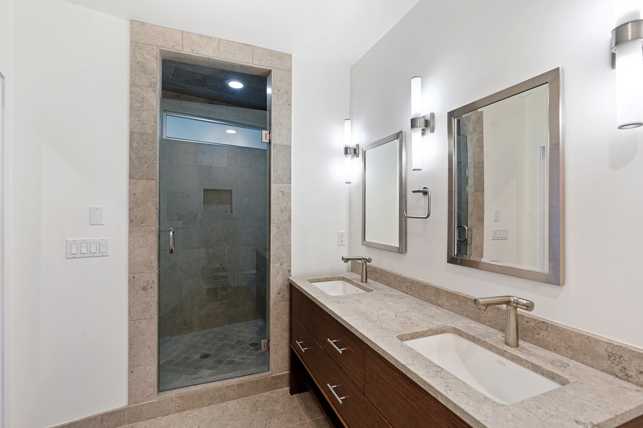 Main Bth - 2731 Boylston Ave E