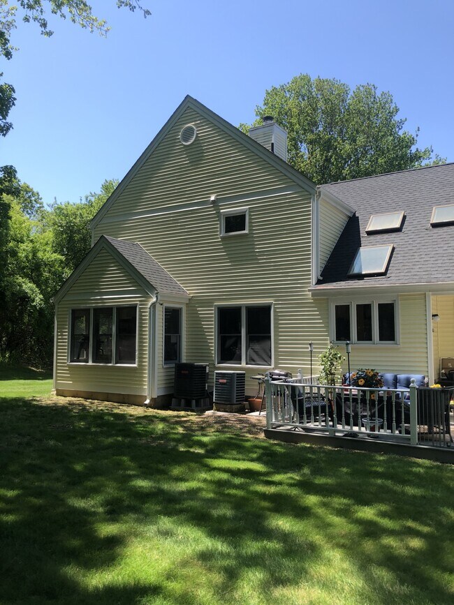 Building Photo - 16 Village Victoria