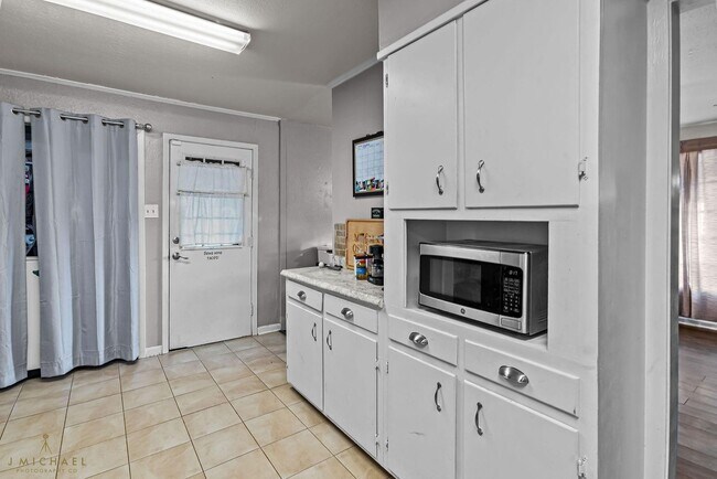 Building Photo - 5520 Knollcrest Dr