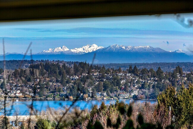 Building Photo - Capitol Hill View Home