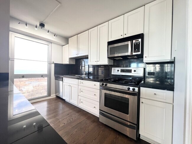 Building Photo - 1960 N Lincoln Park W