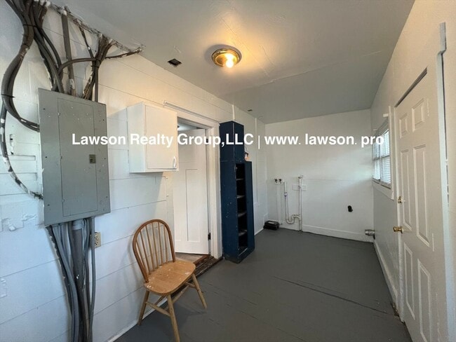 Building Photo - 1208 Chapman Ave SW