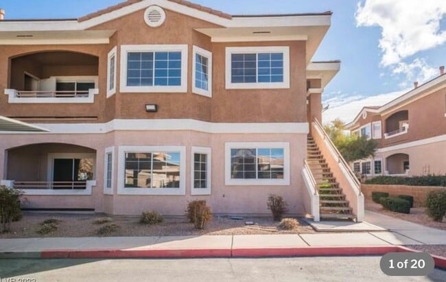 Ground Floor Condominium - 830 Carnegie St