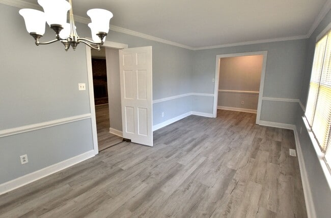 Building Photo - 1640 Bridgedale Dr