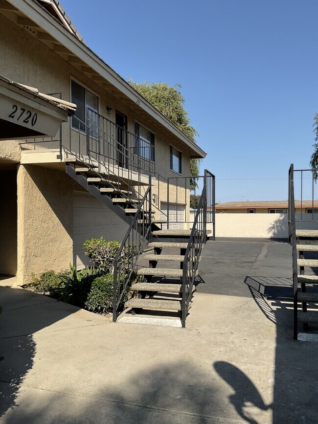 Building Photo - "Discover Coastal Living: Spacious 3-Bed, 2-Bath Townhouse