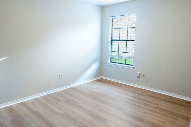 Building Photo - 654 Terry Ave