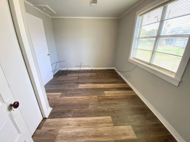 Building Photo - Simple & Comfortable 2 Bedroom Home in Iowa, LA with Large Yard & Shed