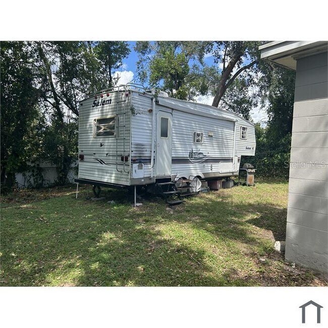 Building Photo - 3004 E Yukon St