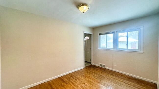 Building Photo - Three Bedroom Brick Ranch in Oak Park with...