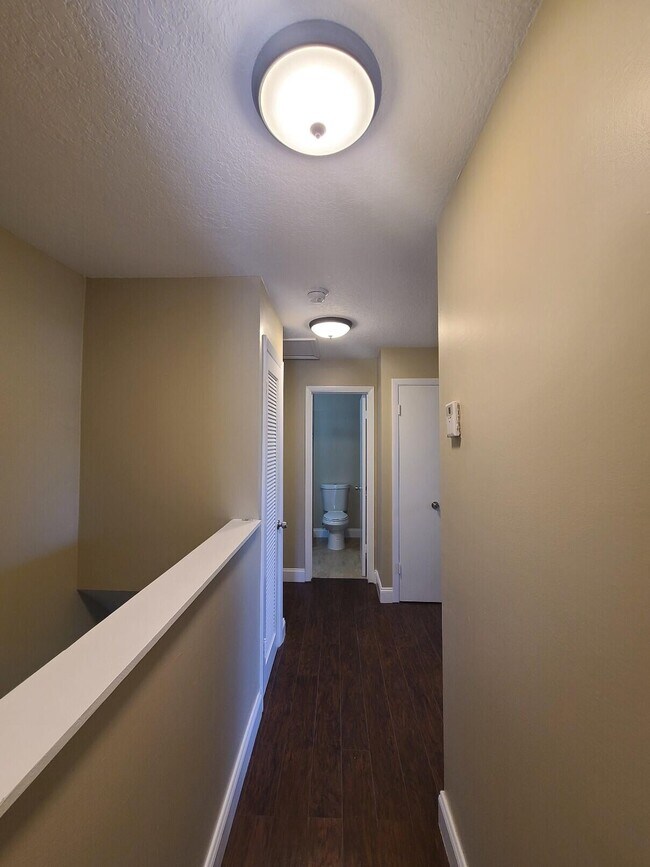 Building Photo - 3201 Bayview Dr