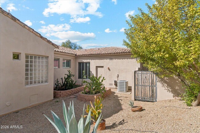 Building Photo - 8451 E High Point Dr