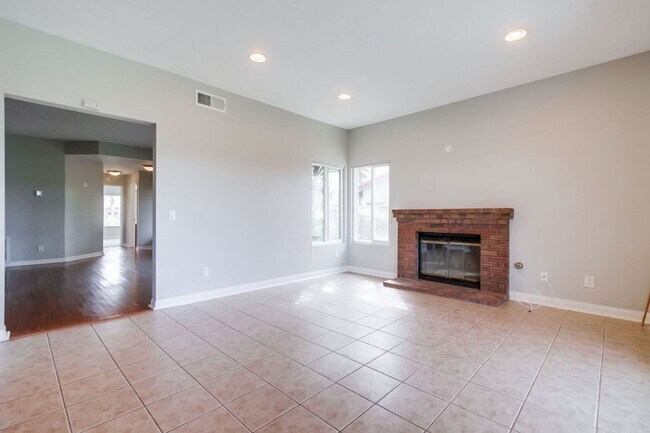 Building Photo - **Available Now*** Encinitas,  4 bedroom, 2.5 bathroom with 2 car garage***