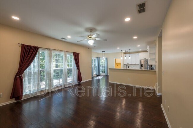 Building Photo - 2433 Gablewood Dr NE