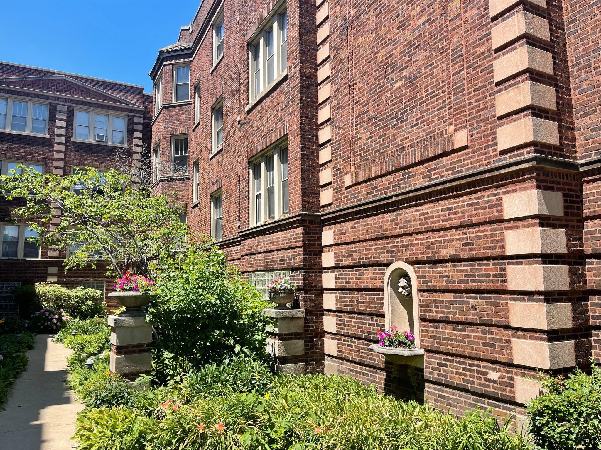 Building Photo - 824 S Austin Blvd