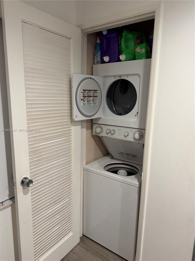 Building Photo - 4030 W Palm Aire Dr