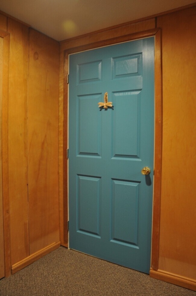 Building Photo - Basement Apartment, 2 bed 1 bath close to Food Trucks on Best
