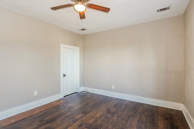 Building Photo - 130 Pelzer St