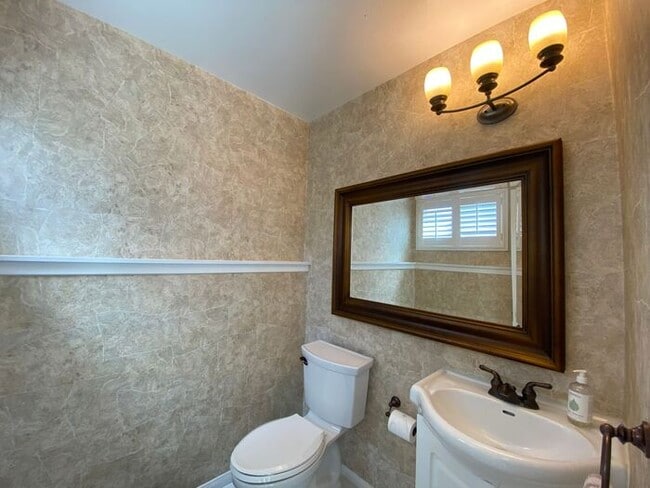 Building Photo - 4 bedroom 2.5 bath recently renovated home...