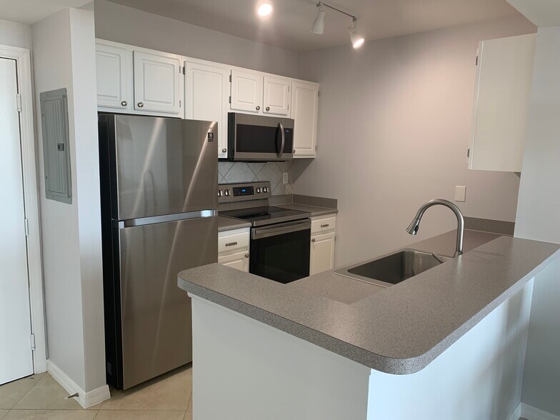 Building Photo - 2665 SW 37th Ave