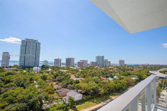 Building Photo - 1600 SW 1st Ave