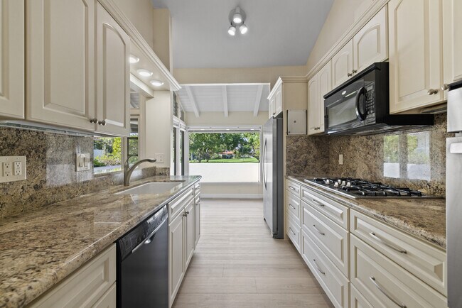 Building Photo - 1954 Vista Caudal