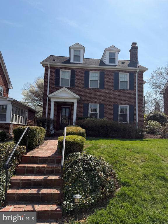 Building Photo - 12 W Oak St