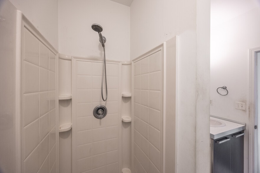 Building Photo - 1542 W Glenlake Ave