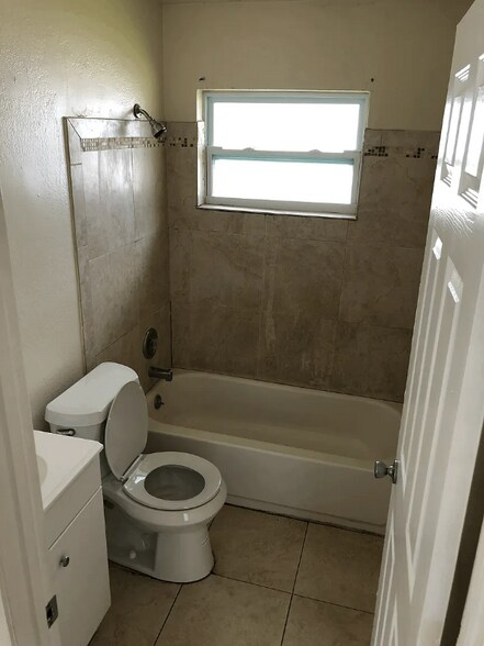 Building Photo - 902 NW 10th St