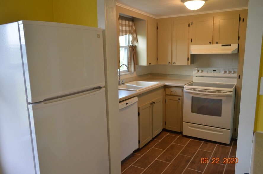 Kitchen - 48 Cedar Beach Rd