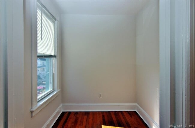Building Photo - 11 Dolsen Pl