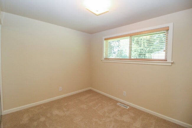 Building Photo - Charming updated 3-Bed/1-Bath Rambler on q...
