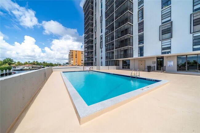 Building Photo - 2500 NE 135th St