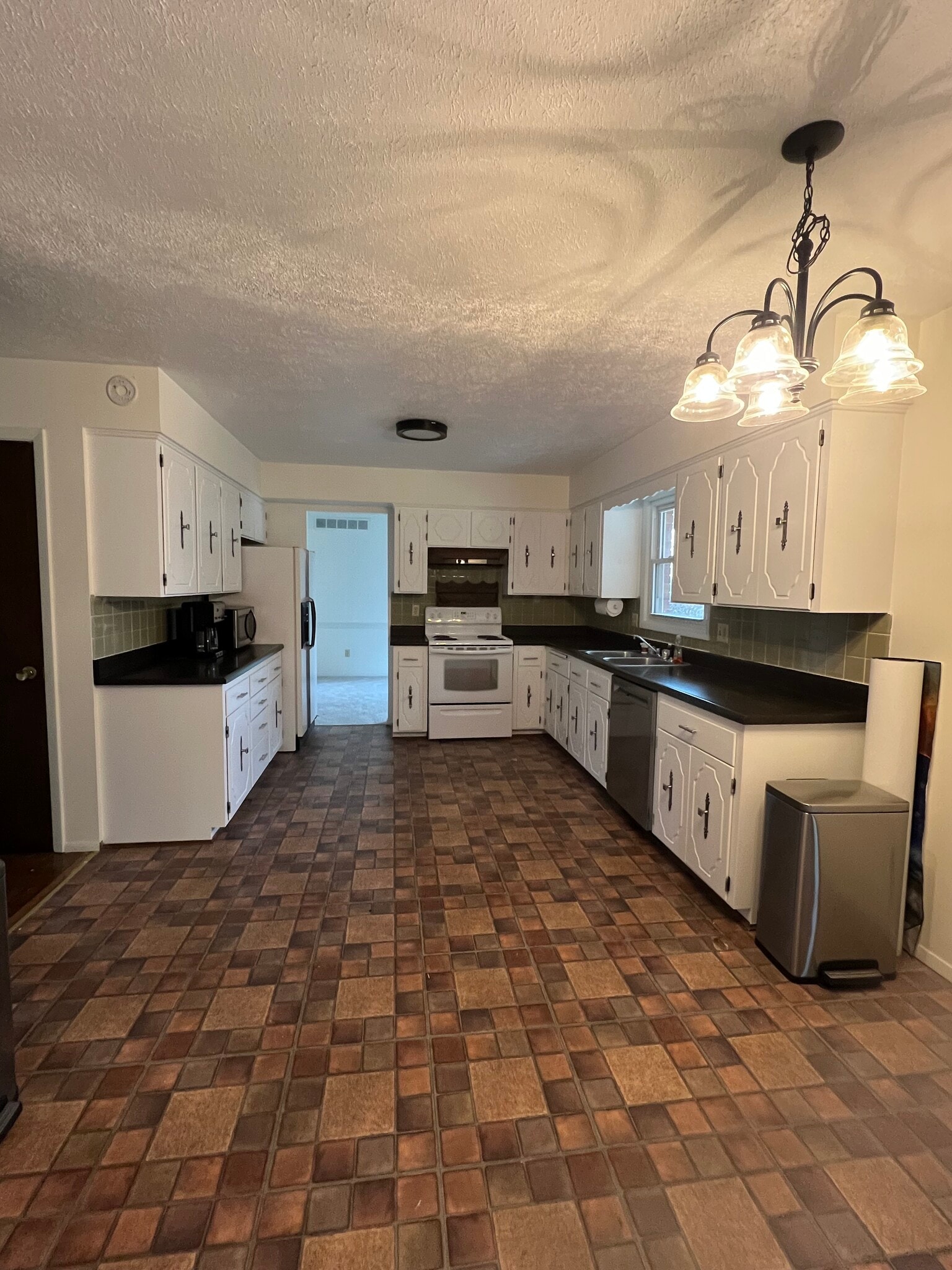 Building Photo - 121 S Regency Dr