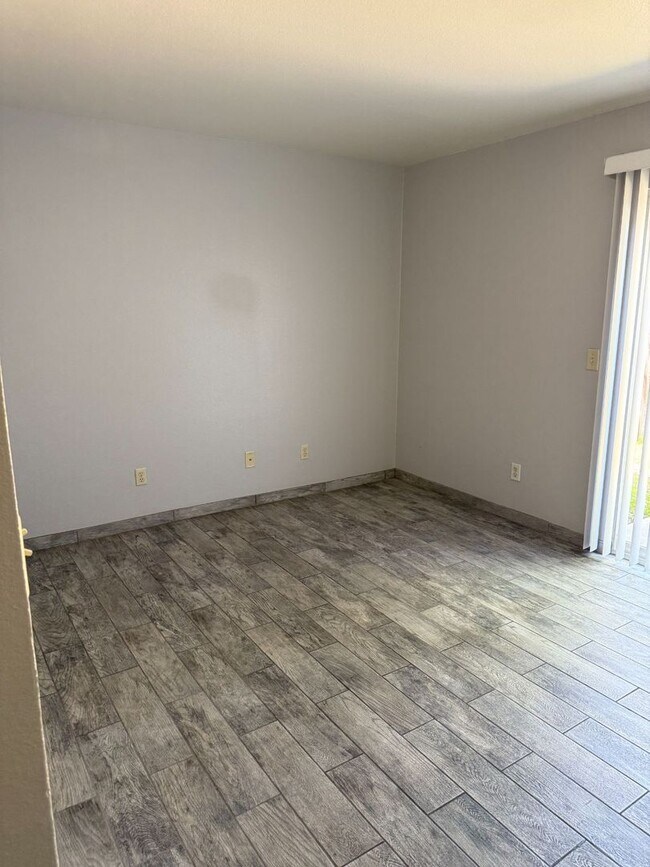 Building Photo - 1 BEDROOM 1 BATHROOM ONTARIO APARTMENT