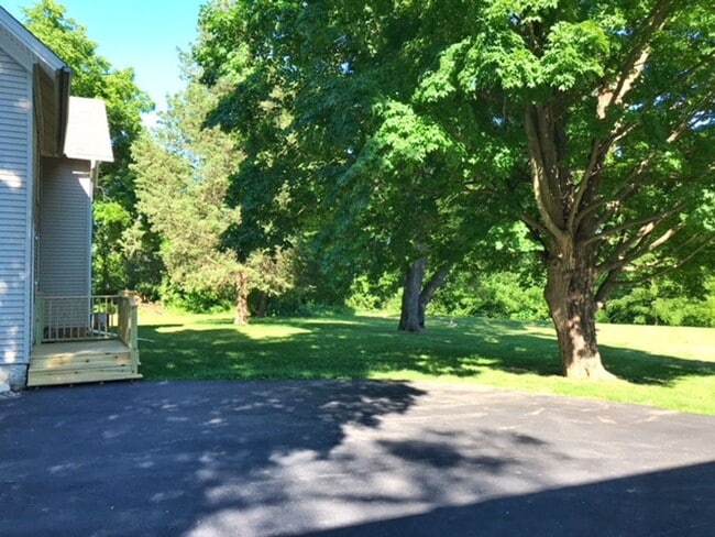 Building Photo - 2 Bedroom, 1.5 Bath Farm HOUSE, LARGE Yard, 2.5 Car Garage! UPDATES!