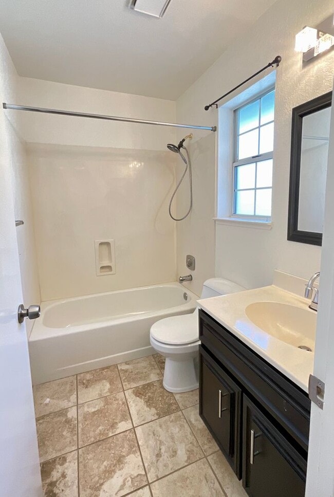 Building Photo - Northgate Village -  3 bedroom, 2.5 bath Townhouse!