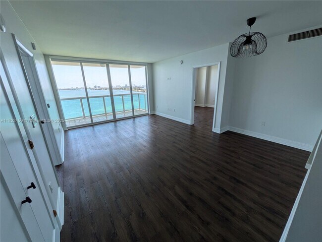 Building Photo - 1800 N Bayshore Dr