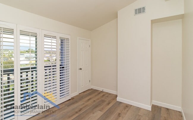Building Photo - 2 bedroom 1/5 bath in the Village and walk...