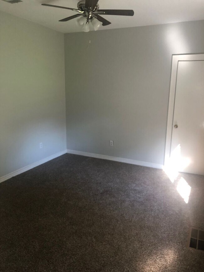 Building Photo - WONDERFUL SO. HIGHLANDS HOME.