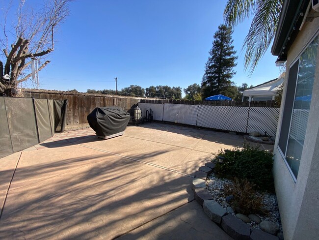 Building Photo - NE Visalia home available now!