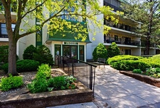 Building Photo - Available now - Top-Floor Living with Style and Convenience in Minnetonka!