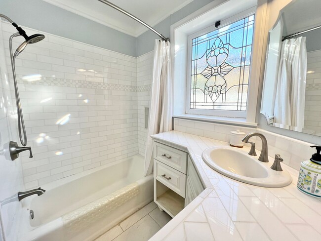 Building Photo - Charming Bixby Knolls Corner Home with Yard, Cabana, & A/C