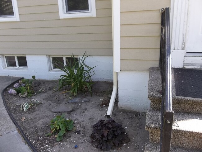 Building Photo - 212 7th St