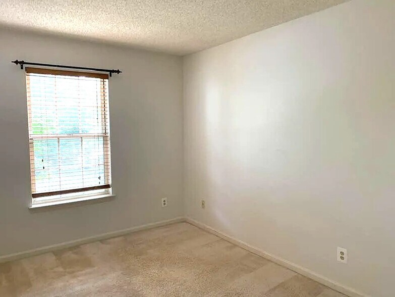 Building Photo - 12100 Greenway Ct