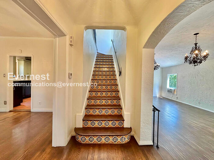 Building Photo - 132 N Crescent Heights Blvd