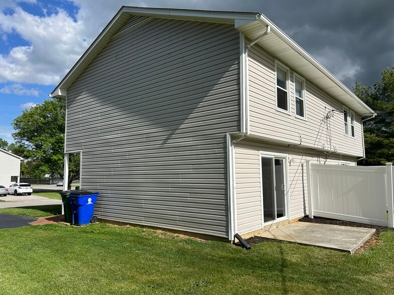 Side view - 420 Village Ln