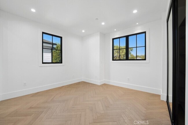 Building Photo - 4539 Longridge Ave