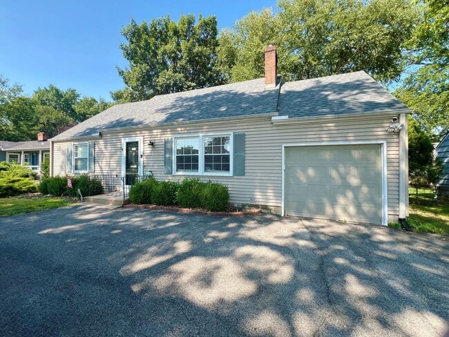 Building Photo - SEE IT NOW: Elegant Home in Prairie Village with Spacious Yard!