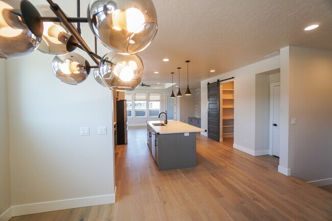 Building Photo - 3045 S Honeycomb Way