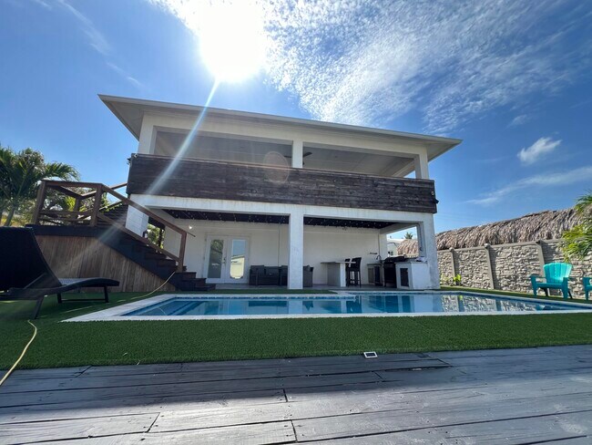 Building Photo - 1623 Venetian Dr